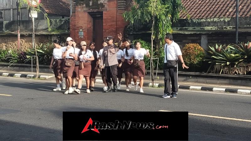 Bhabinkamtibmas dan Babinsa Amankan Jalan Santai HUT SMK Sanjiwani Gianyar