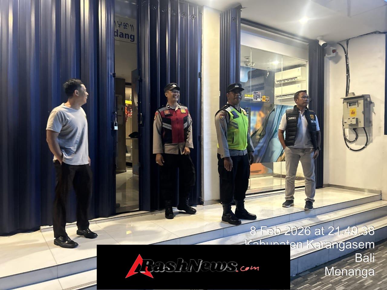 Patroli Polsek Rendang , Pantau Situasi Wilayah Cegah Gangguan Keamanan RENDANG – Personil Polsek Rendang melaksanakan kegiatan patroli pengamanan pantau situasi wilayah cegah gangguan kamtibmas , senin (9/1/2026) Mengantisipasi adanya gangguan Kamtibmas yang mungkin bisa terjadi, Polsek Rendang melaksanakan patroli ke beberapa lokasi keramaian warga, obyek vital Bank/ATM, SPBU, dan titik rawan serta pertokoan dan pemukiman penduduk. Beberapa lokasi yang menjadi sasaran patroli oleh Polsek Rendang diantaranya Pura Besakih, Bukit Jambul tempat keramaian masyarakat, pemukiman penduduk dan objek vital SPBU dan Bank ATM terpantau situasi tetap kondusif