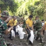 Sinergi TNI–Polri dan Warga Gotong Royong Perbaiki Bendungan Tukad Sangsang.
