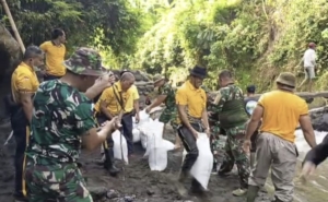 Sinergi TNI–Polri dan Warga Gotong Royong Perbaiki Bendungan Tukad Sangsang.