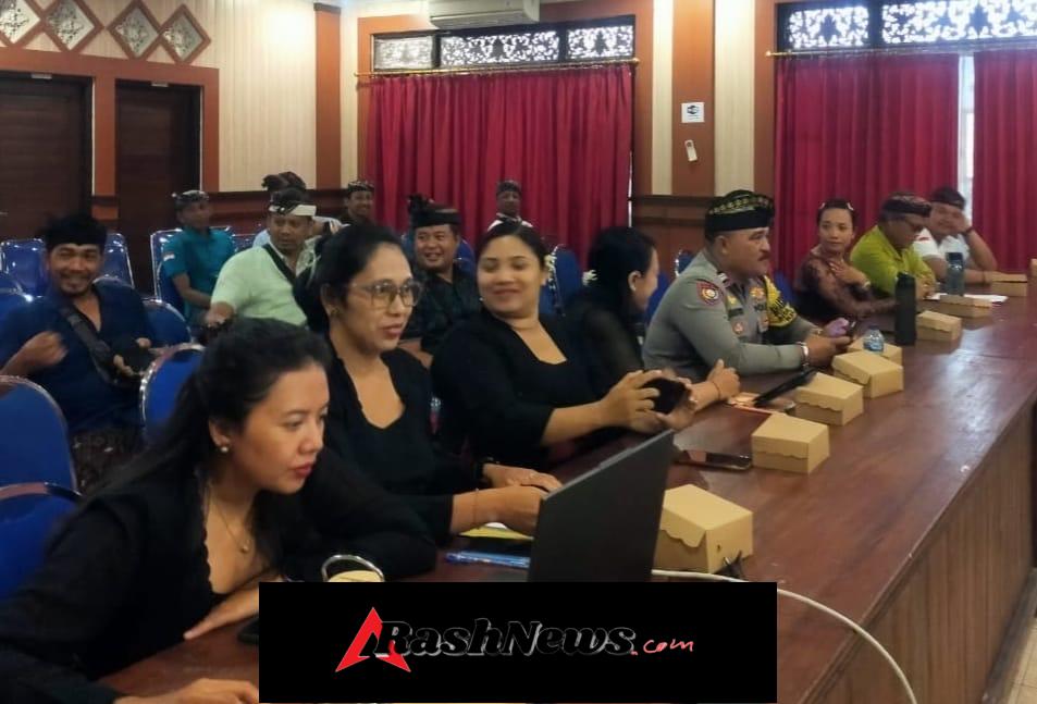 Bhabinkamtibmas Singakerta Hadiri Musdes, Dukung Transparansi Anggaran Desa