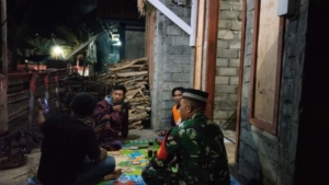 Patroli Malam Babinsa Desa Pekat Berjalan Aman dan Kondusif