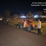 Sigap! Personel Polsek Bebandem Evakuasi Mobil Terperosok ke Selokan, Arus Lalin Kembali Lancar