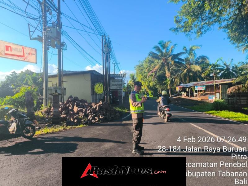 Cegah terjadinya kemacetan dan laka lantas, Personil Polsek Penebel melaksanakan Strong Point pagi