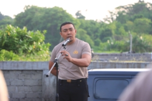 Polres Klungkung Gelar Aksi Bersih Pantai di Pantai Sidayu.