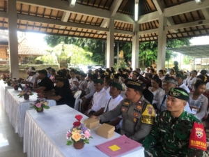 Bhabinkamtibmas– Babinsa Hadir Dukung Pelaksanaan Bulan Bahasa Bali Desa Singakerta 2026