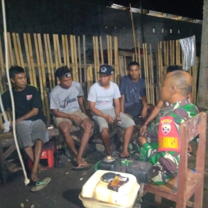 Patroli Ronda Malam Babinsa Karombo Perkuat Keamanan Lingkungan