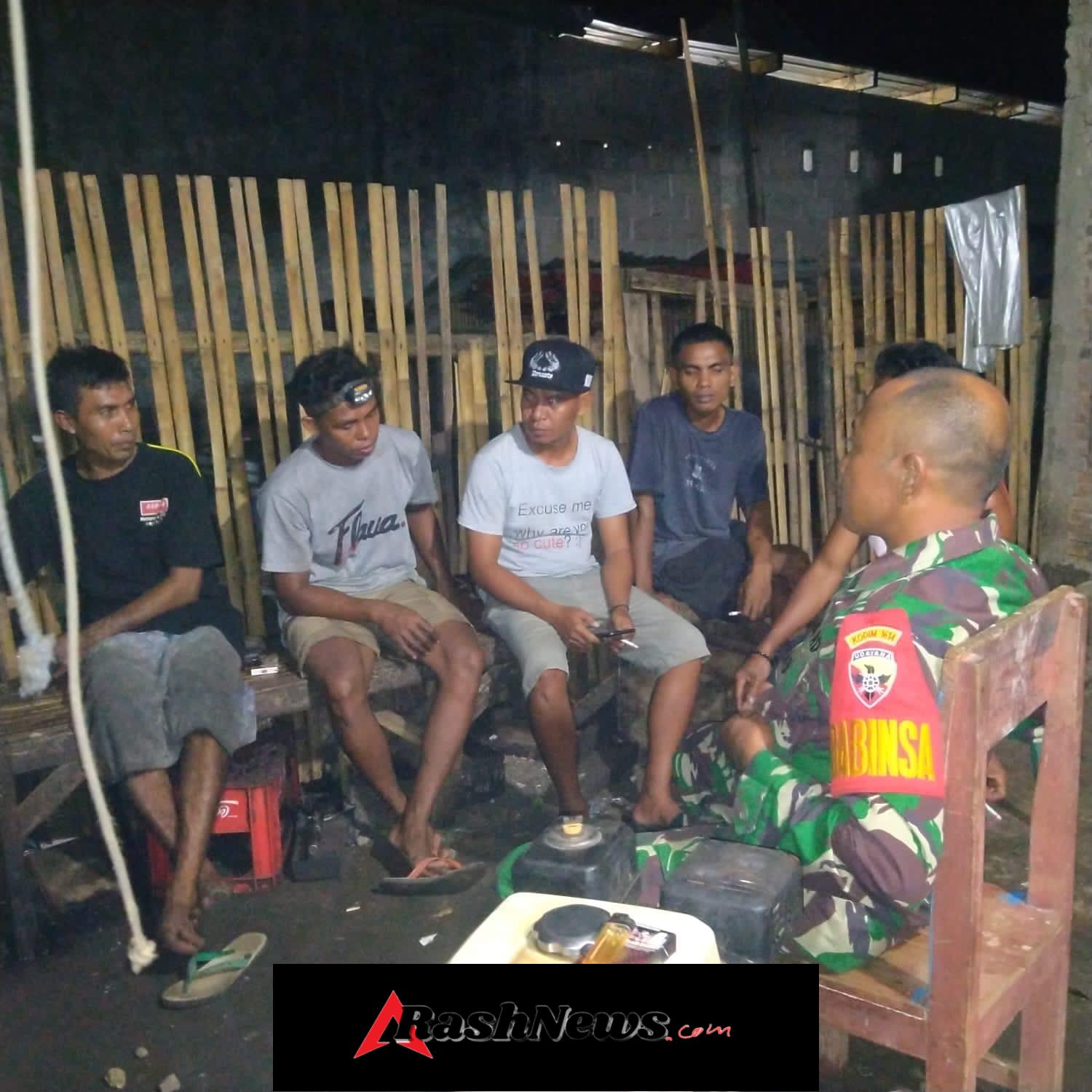 Patroli Ronda Malam Babinsa Karombo Perkuat Keamanan Lingkungan