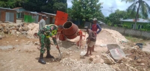 Babinsa Monitoring Pengecoran Tiang Cakar Ayam KDKMP Mokdale