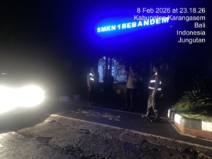Polsek Bebandem Gelar Blue Light Patrol, Pastikan Desa Jungutan Aman Kondusif di Malam Hari