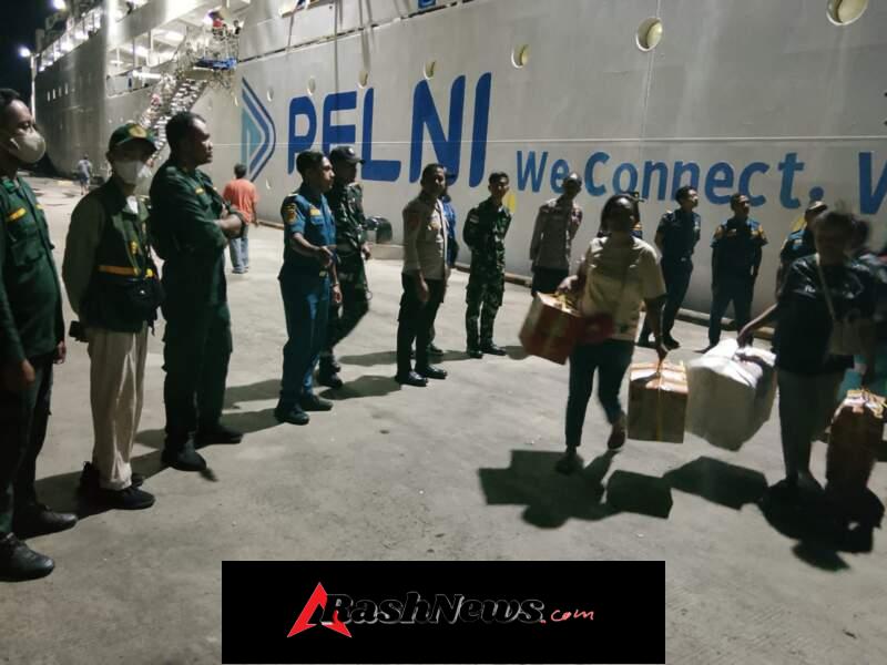 Ratusan Penumpang Turun dan Naik, Pengamanan Pelabuhan Lewoleba Berjalan Kondusif