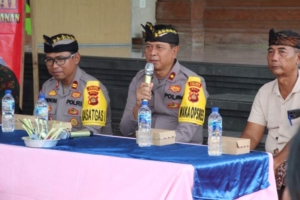 Jumat Curhat di Abiantuwung, Waka Polres Tabanan Serap Aspirasi Warga dan Serahkan Sarana Kontak