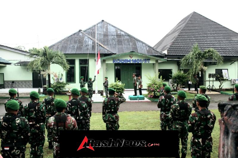 Kasdim 1601/Sumba Timur Pimpin Upacara Bendera di Lapangan Apel Makodim