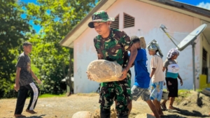 Kebersamaan Satgas Pamtas Yonarhanud 2 Kostrad Bersama Warga Bangun Sekolah