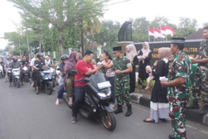 Bulan Penuh Berkah, Dandim 1620/Loteng Bersama Ketua Persit KCK Cabang XXX Berbagi Takjil