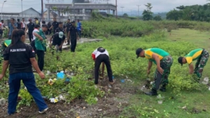Yonarmed 12 Kostrad Bersama PLBN Motaain Bersihkan Area Perbatasan