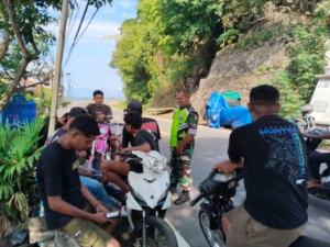 Hadir di Tengah Masyarakat, Babinsa Ende Utara Himbau Warga Waspada Cuaca dan Kamtibmas