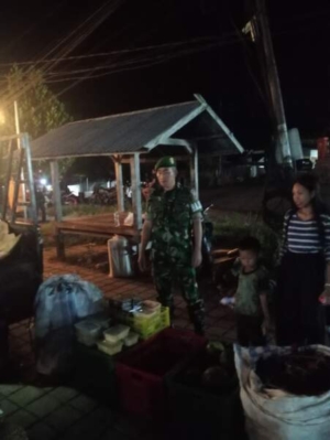 Patroli Malam Babinsa Sekongkang, Perkuat Keamanan Lingkungan Masyarakat