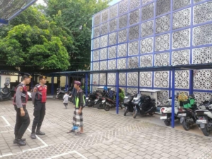 Giat Sholat Jumat, Polres Bandara Ngurah Rai Lakukan Pengamanan