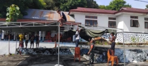 Babinsa dan Pemuda Kelurahan Pura Gotong Royong Sukseskan Musrenbang