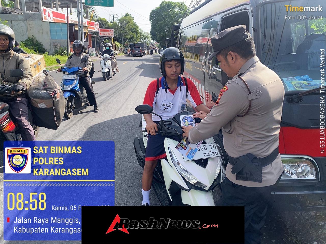 Tingkatkan Disiplin Lalu Lintas Jelang Idul Fitri, Satgas Preemtif Polres Karangasem Edukasi Pengendara