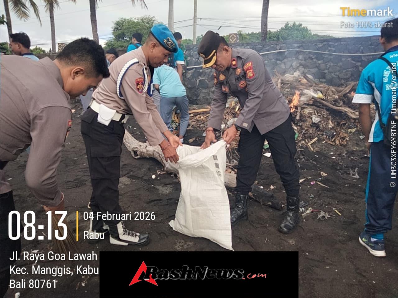Wujudkan Lingkungan Sehat, Personil Polsek Manggis Gelar Aksi Bersih-Bersih di Pantai Yehmalet