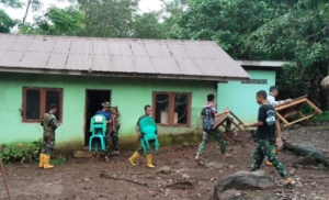 Demi Kenyamanan Generasi Emas, TNI dan Warga Gotong Royong Bersihkan Gedung PAUD Werang
