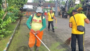 Ciptakan Lingkungan Kerja yang Nyaman dan Komitmen Mendukung Program ASRI Polsek Kerambitan Laksanakan Kegiatan Kebersihan di Mako Polsek Kerambitan