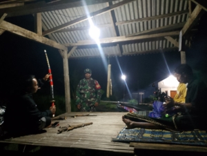 Babinsa Koramil 1614-05/Pekat Motivasi Warga Selama Ronda Malam