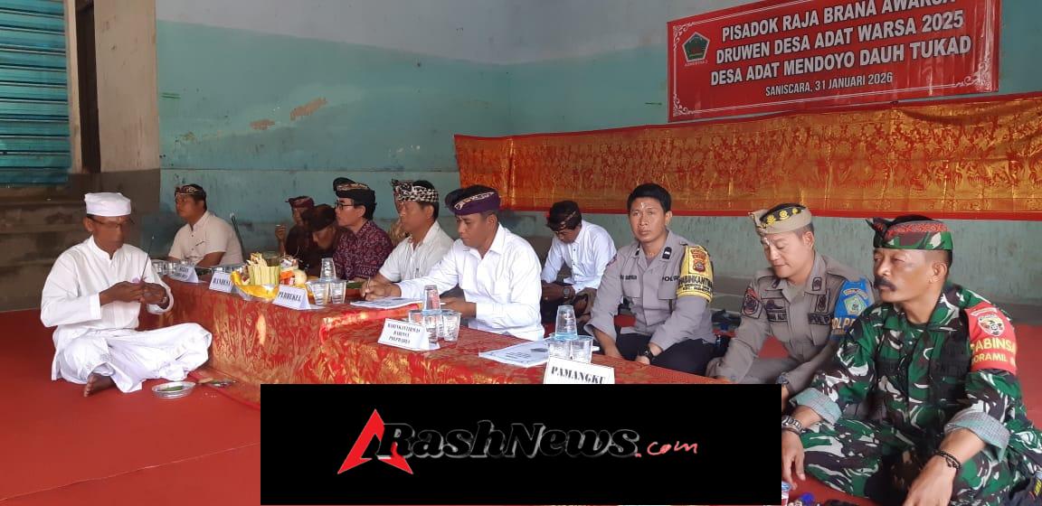 Dukung Tata Kelola Desa yang Akuntabel, Babinsa Mendoyo Dauh Tukad Hadir di Tengah Krama Adat