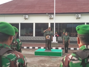 Kapten Inf Abdul Wahid Pimpin Upacara Bendera di Lapangan Makodim Jembrana