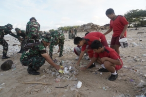 Kodam IX/Udayana Menggelar Karya Bakti Terpadu Pembersihan Sampah Laut Wilayah Bali