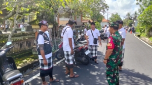 Dukung Pemerintahan Adat, Babinsa Bedulu Hadiri Pengukuhan Bendesa dan Prajuru Taman