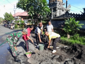 Babinsa, Bhabinkamtibmas dan Perangkat Desa Bersatu Perbaiki Drainase Kantor Desa Penuktukan