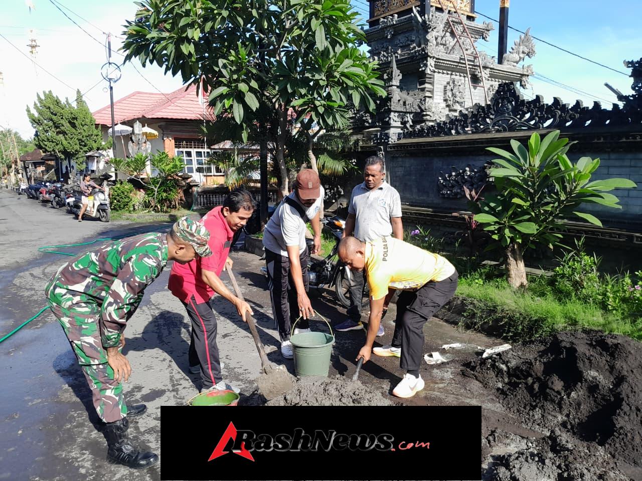 Babinsa, Bhabinkamtibmas dan Perangkat Desa Bersatu Perbaiki Drainase Kantor Desa Penuktukan