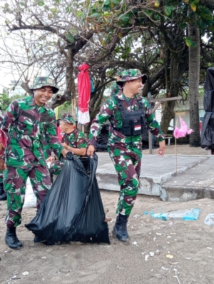 Wujudkan Bali Bersih, Prajurit Kodam IX/Udayana Sikat Sampah Di Pantai Kuta Dan Kedonganan