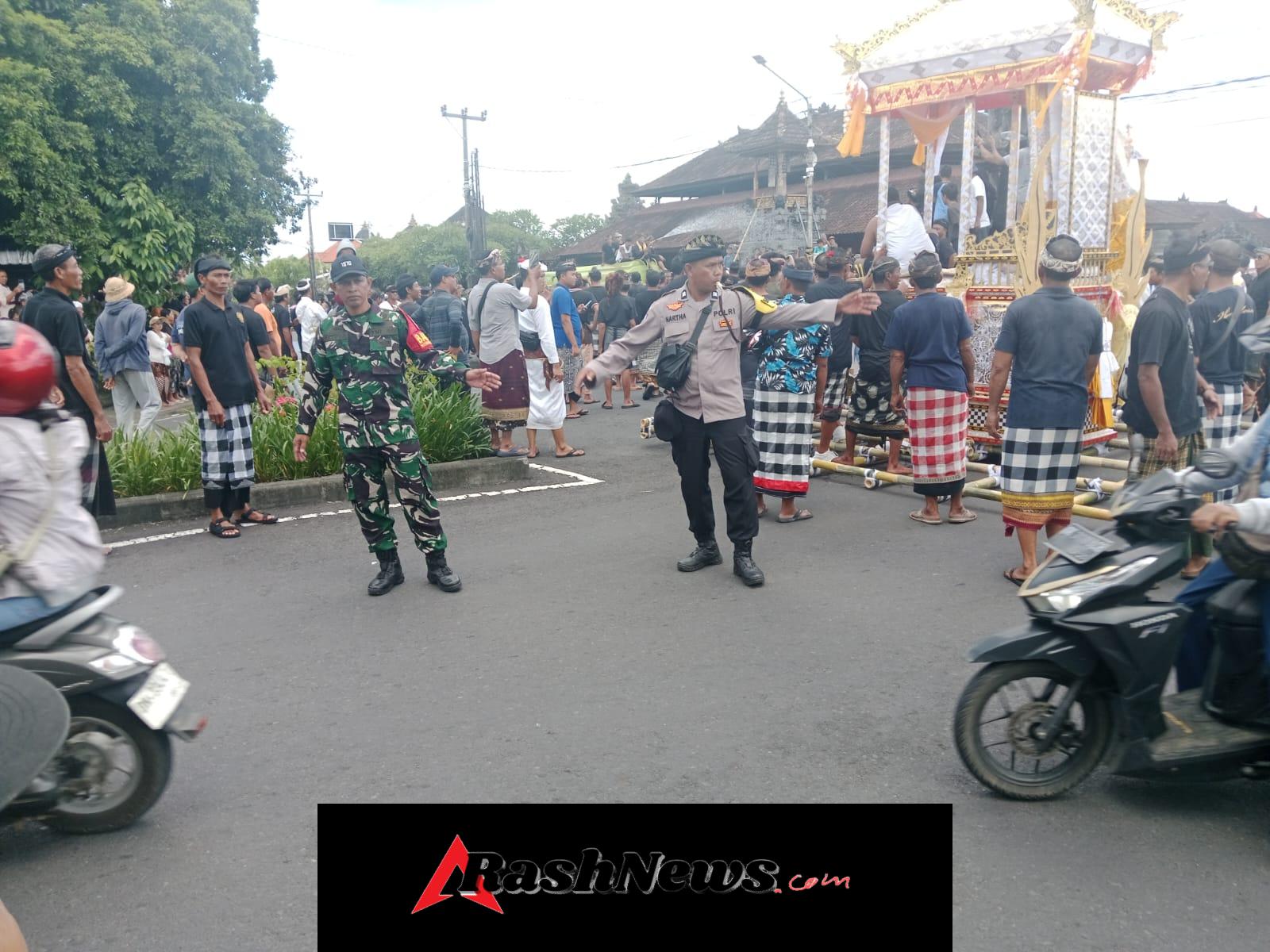 Turun Ke Wilayah Binaan, Serka Ketut Sudarma Amankan Pengabenan Agama Jero Mangku Pasek Salahin