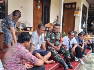 Tak Sekadar Tugas, Babinsa Guwang Jalin Kebersamaan Lewat Kunjungan Besuk Pj. Perbekel