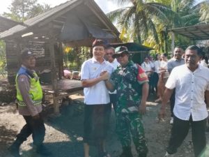 Hadir di Tengah Masyarakat, Babinsa Pangyangan Pantau Pembangunan Bantuan Bedah Rumah BUMDESMA