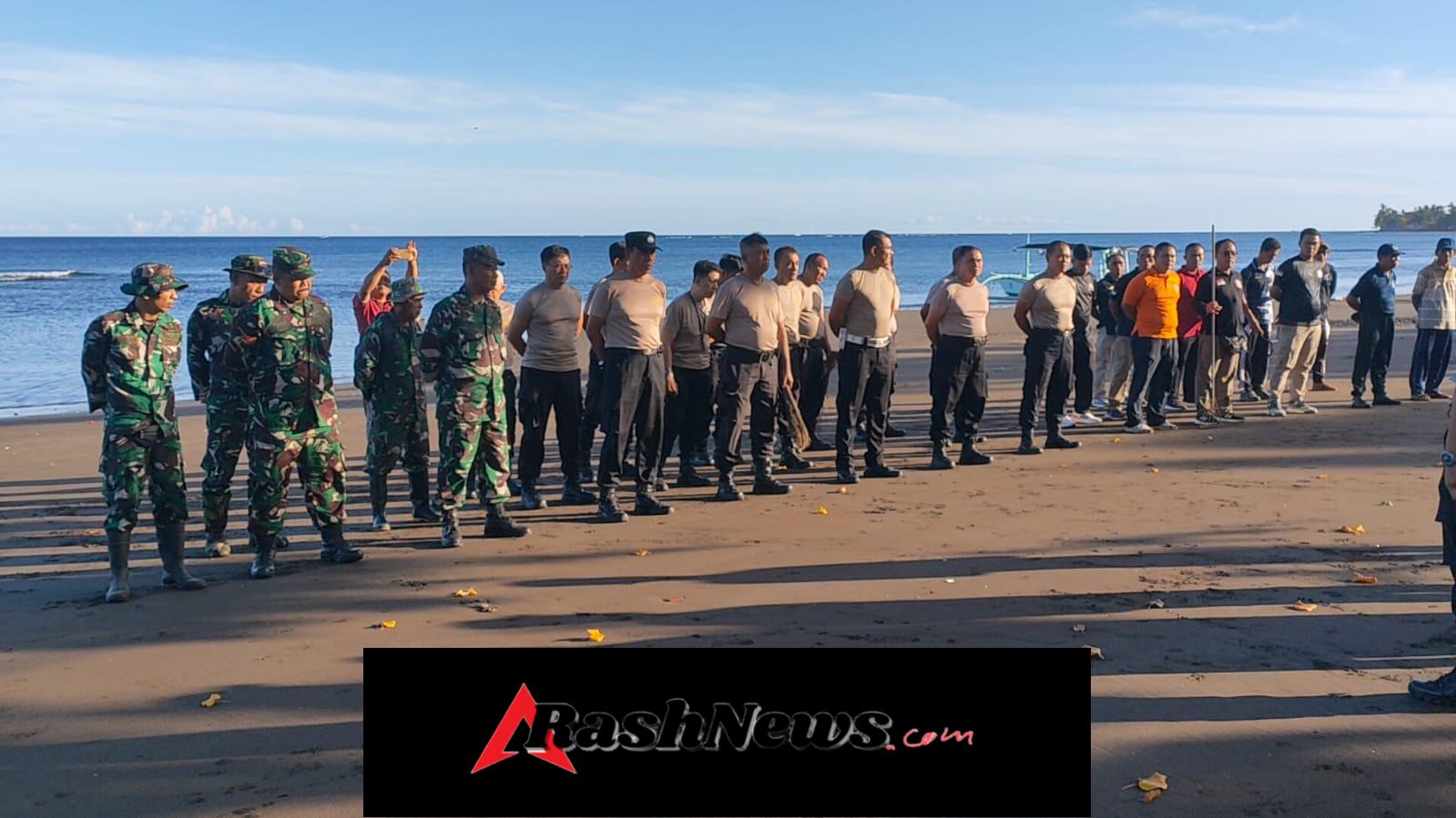 Sinergi TNI, Polri, dan Masyarakat Wujudkan Pantai Bersih di Desa Temukus