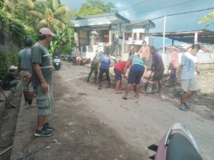 Cegah Banjir, Babinsa Kayuputih Pimpin Gotong Royong Perbaikan Saluran Air