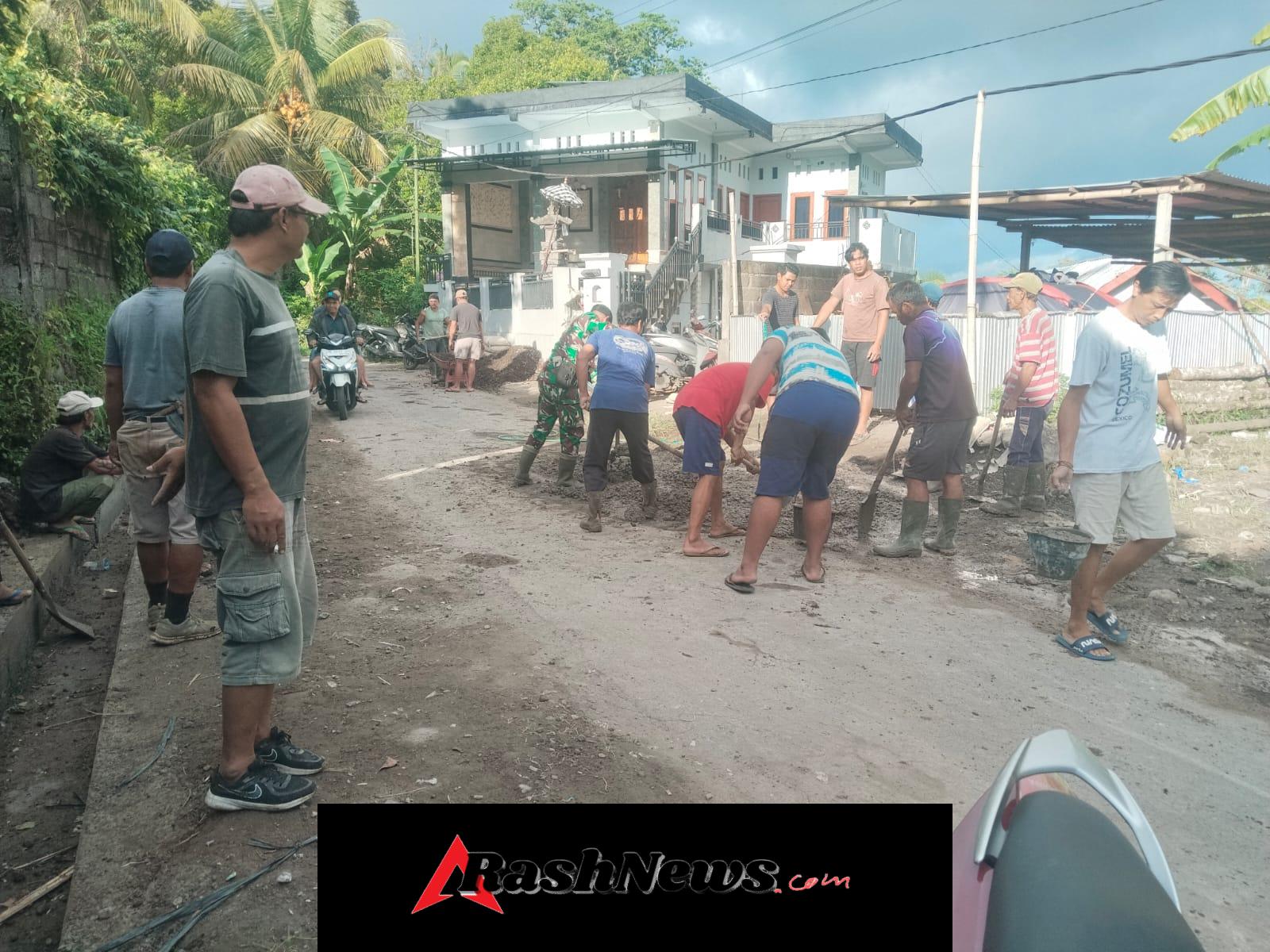 Cegah Banjir, Babinsa Kayuputih Pimpin Gotong Royong Perbaikan Saluran Air