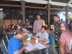 Sinergi TNI dan Tenaga Kesehatan, Babinsa Suwat Hadir dalam Pelayanan Posyandu Siklus Hidup