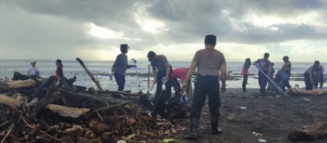 Bersihkan Pantai, Polsek Blahbatuh Kolaborasi Dengan TNI Dan Pemerintahan Desa Saba