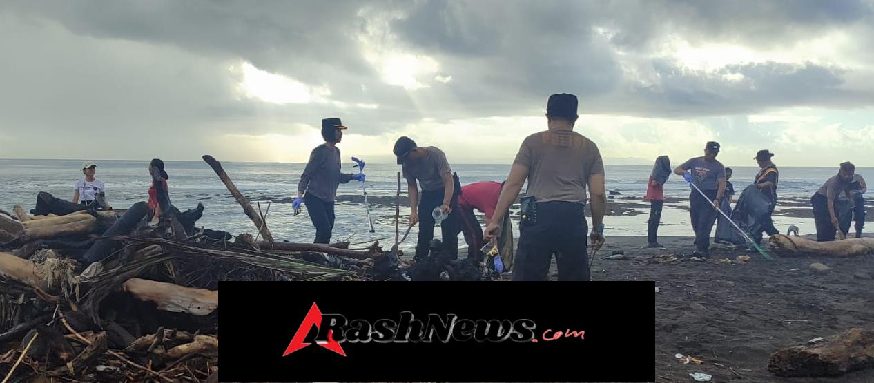 Bersihkan Pantai, Polsek Blahbatuh Kolaborasi Dengan TNI Dan Pemerintahan Desa Saba