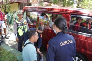 Sidokkes Polres Gianyar Pastikan Sopir Angkutan Pelajar Sehat dan Prima di Blahbatuh