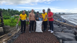 Polsek Gianyar Bersinergi Gelar Kurve di Pantai Lebih, Puluhan Kilogram Sampah Plastik Terkumpul