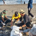 Peduli Lingkungan Pesisir, Babinsa Ketewel Bersama Mahasiswa dan Aparat Desa Gelar Gotong Royong