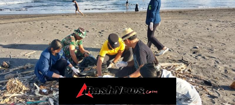Peduli Lingkungan Pesisir, Babinsa Ketewel Bersama Mahasiswa dan Aparat Desa Gelar Gotong Royong