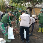 Aksi Nyata Babinsa Banyuning Jaga Kebersihan Pantai Kubujati dari Ancaman Sampah”